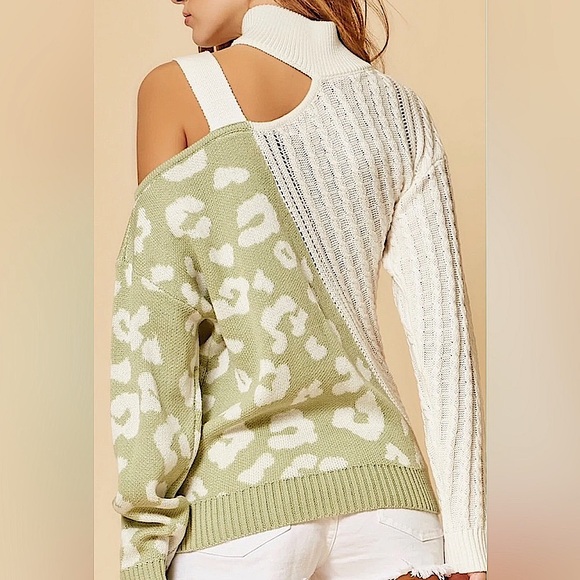 ☃️BOGO50%☃️🆕🌿ANDREE BY UNIT: SAGE/CREAM Belt Buckle Animal Print Top SMALL - Picture 2 of 5